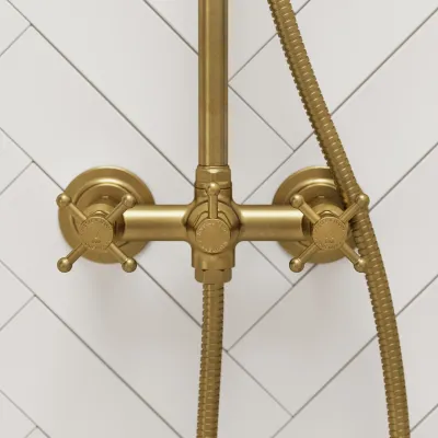 Hassel&Teudt HBR800 S01 - Shower rod set w/Ø21 cm. Rain DeLuxe w/EasyClean, Polished Brass Natural